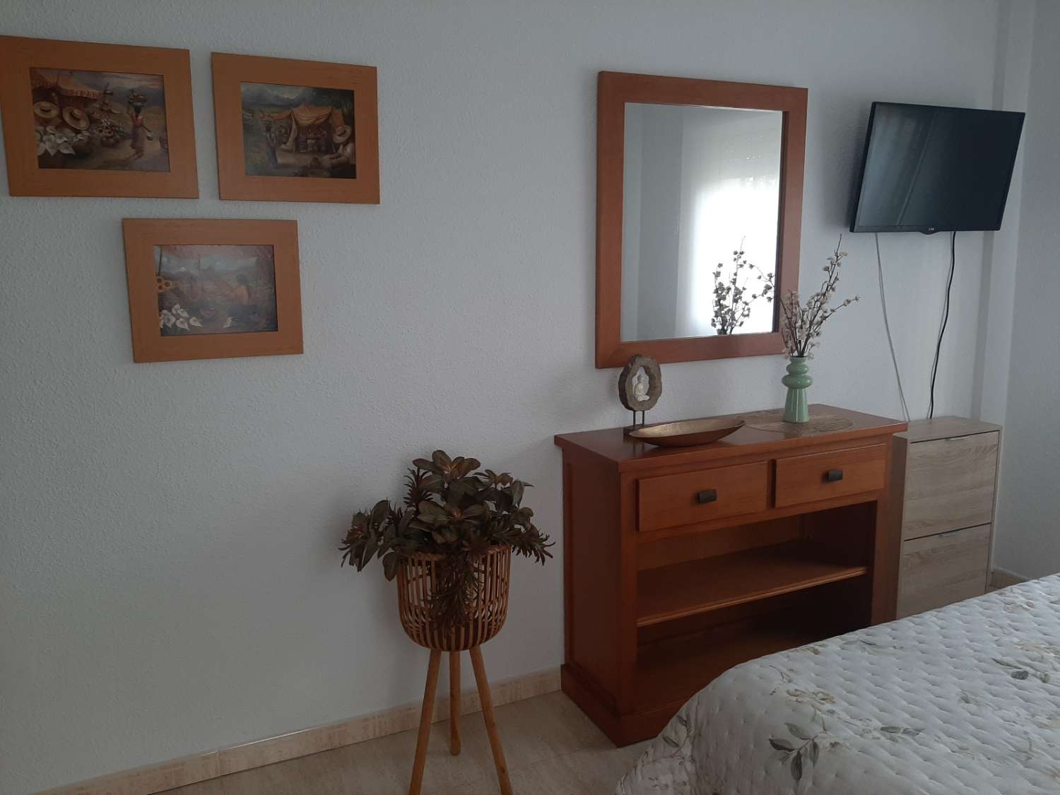 MEDIA TEMPORADA . SE ALQUILA BONITO APARTAMENTO EN PLANTA  BAJA DEL 1.09.2025-30.6.26 ENBENALMADENA