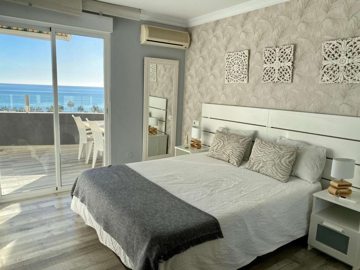 MEDIA TEMPORADA . SE ALQUILA  DESDE 1.4.25 -31.5.25 y DESDE 1.10.25-30. 5.26  MAGNIFICO APARTAMENTO CON VISTAS AL MAR EN EL BAJONDILLO (TORREMOLINOS)