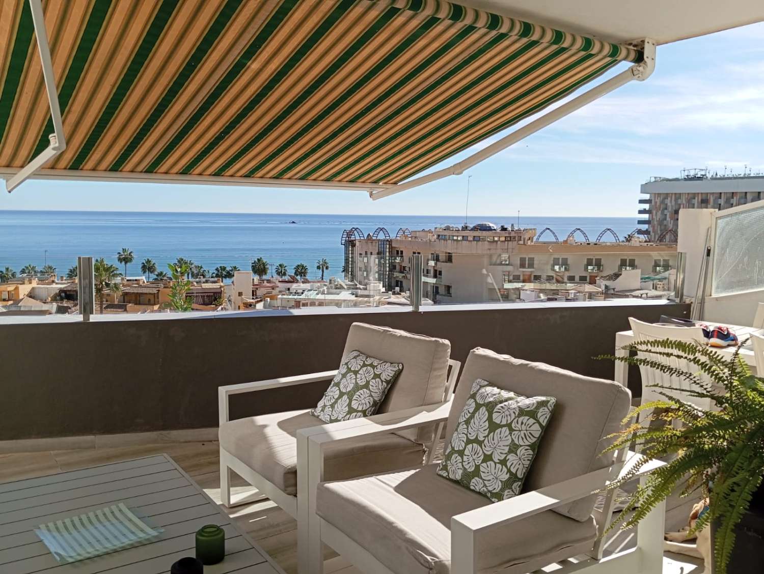 DEMI-SAISON. LOUÉ DU 1.4.25 AU 31.5.25 ET DU 1.10.25 AU 30. 5.26 MAGNIFIQUE APPARTEMENT AVEC VUE SUR LA MER À BAJONDILLO (TORREMOLINOS)