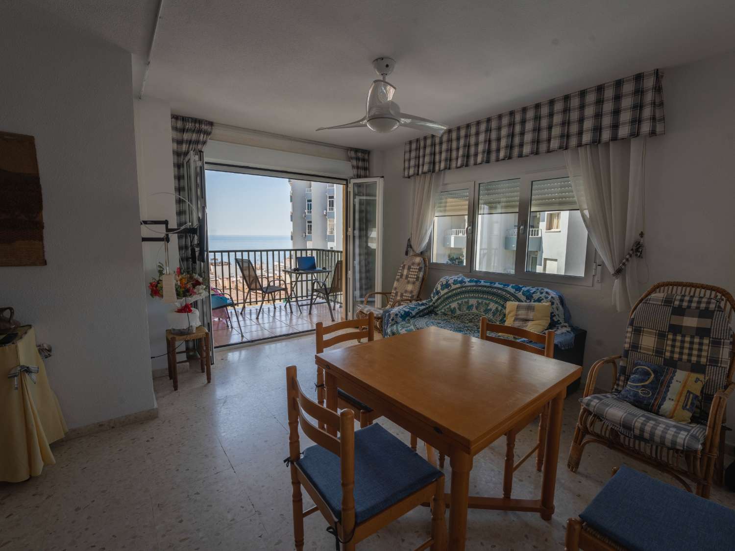 DEMI-SAISON. A LOUER DU 01/9/2025- 30/06/26 BEL APPARTEMENT AVEC VUE SUR LA MER À LA CARIHUELA (TORREMOLINOS)