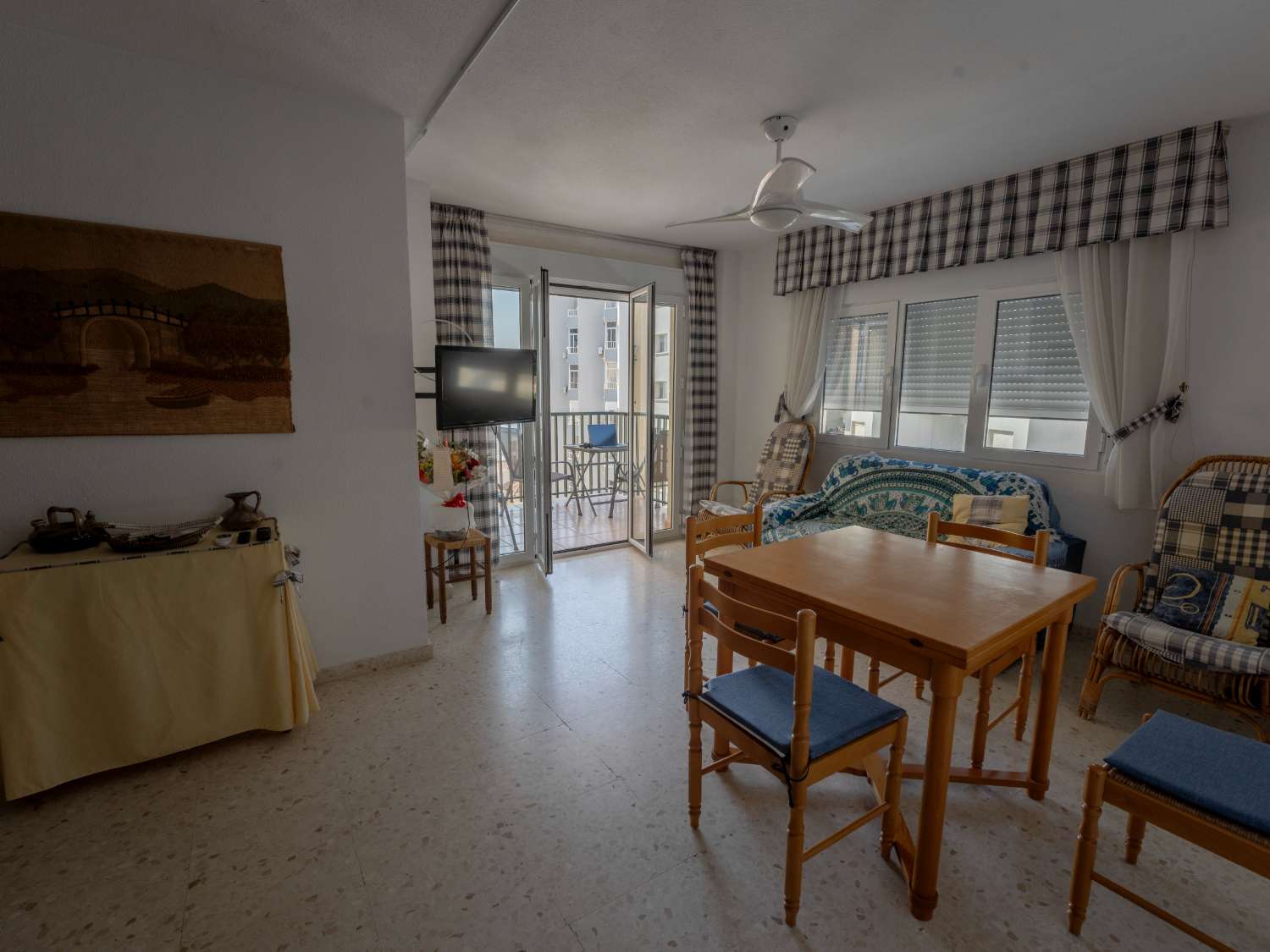 DEMI-SAISON. A LOUER DU 01/9/2025- 30/06/26 BEL APPARTEMENT AVEC VUE SUR LA MER À LA CARIHUELA (TORREMOLINOS)