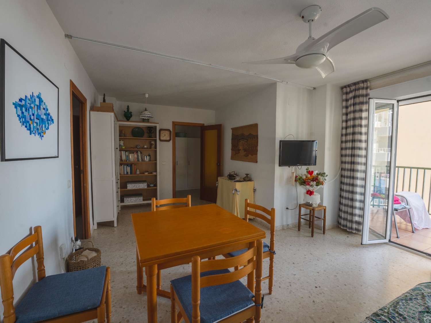 DEMI-SAISON. A LOUER DU 01/9/2025- 30/06/26 BEL APPARTEMENT AVEC VUE SUR LA MER À LA CARIHUELA (TORREMOLINOS)