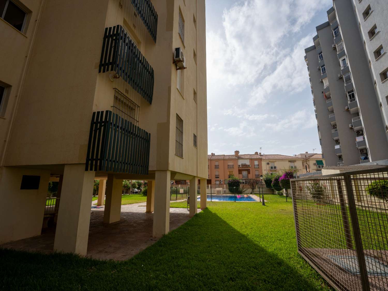 HALF SEIZOEN. TE HUUR VANAF 01/9/2025- 30/06/26 MOOI APPARTEMENT MET ZEEZICHT IN LA CARIHUELA (TORREMOLINOS)