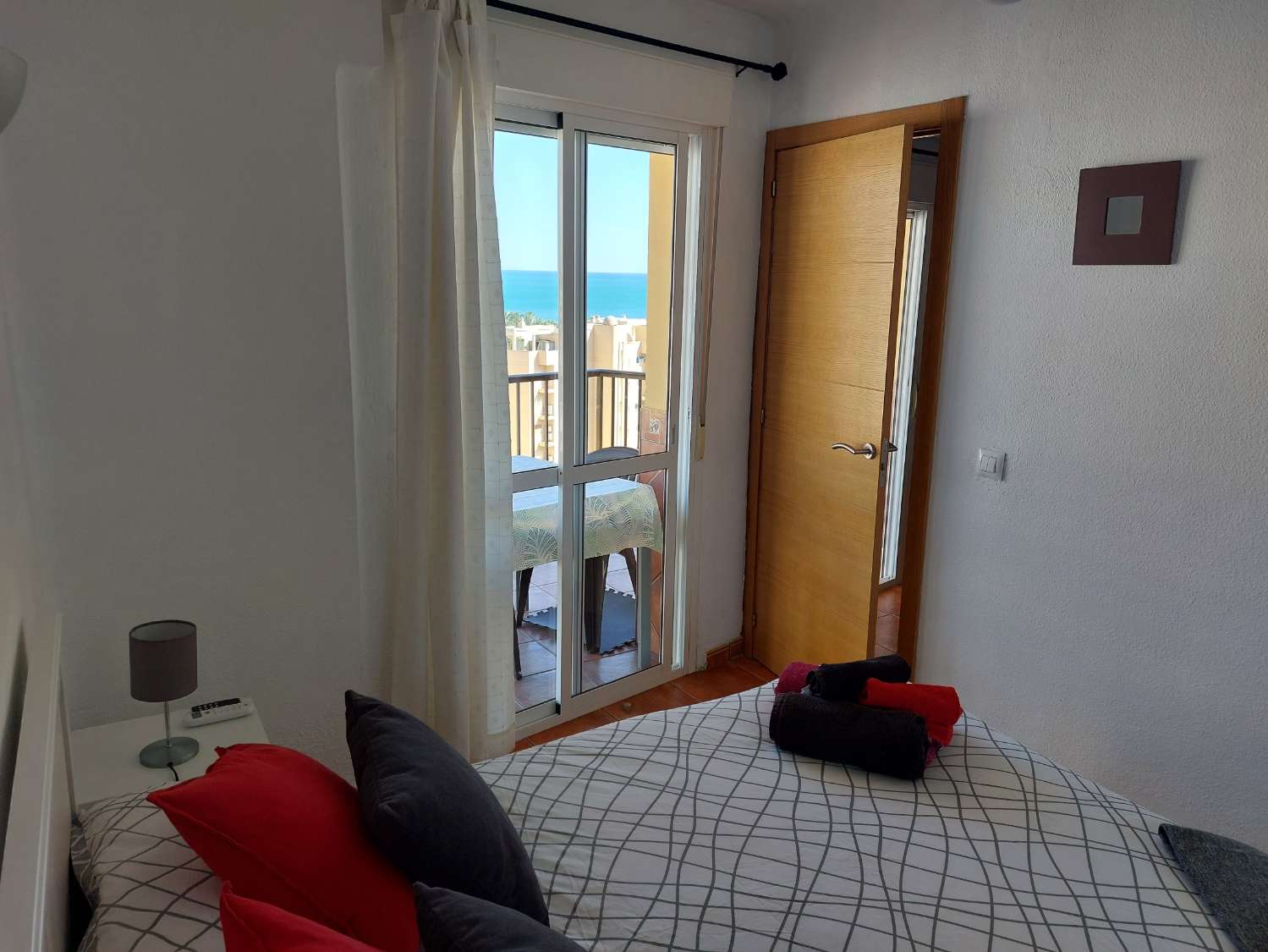 MOYENNE SAISON. A louer du 23.2.25-30.6.25 Bel appartement en 1ère ligne de plage avec vue sur la mer à Playamar (Torremolinos)