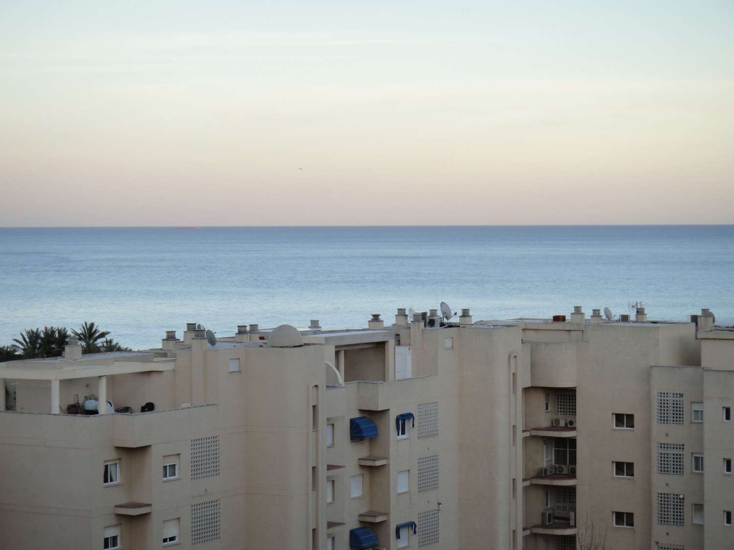 MITTEN IN DER SAISON. Zu vermieten von 23.2.25-30.6.25 Schöne Strandwohnung in erster Linie mit Meerblick in Playamar (Torremolinos)