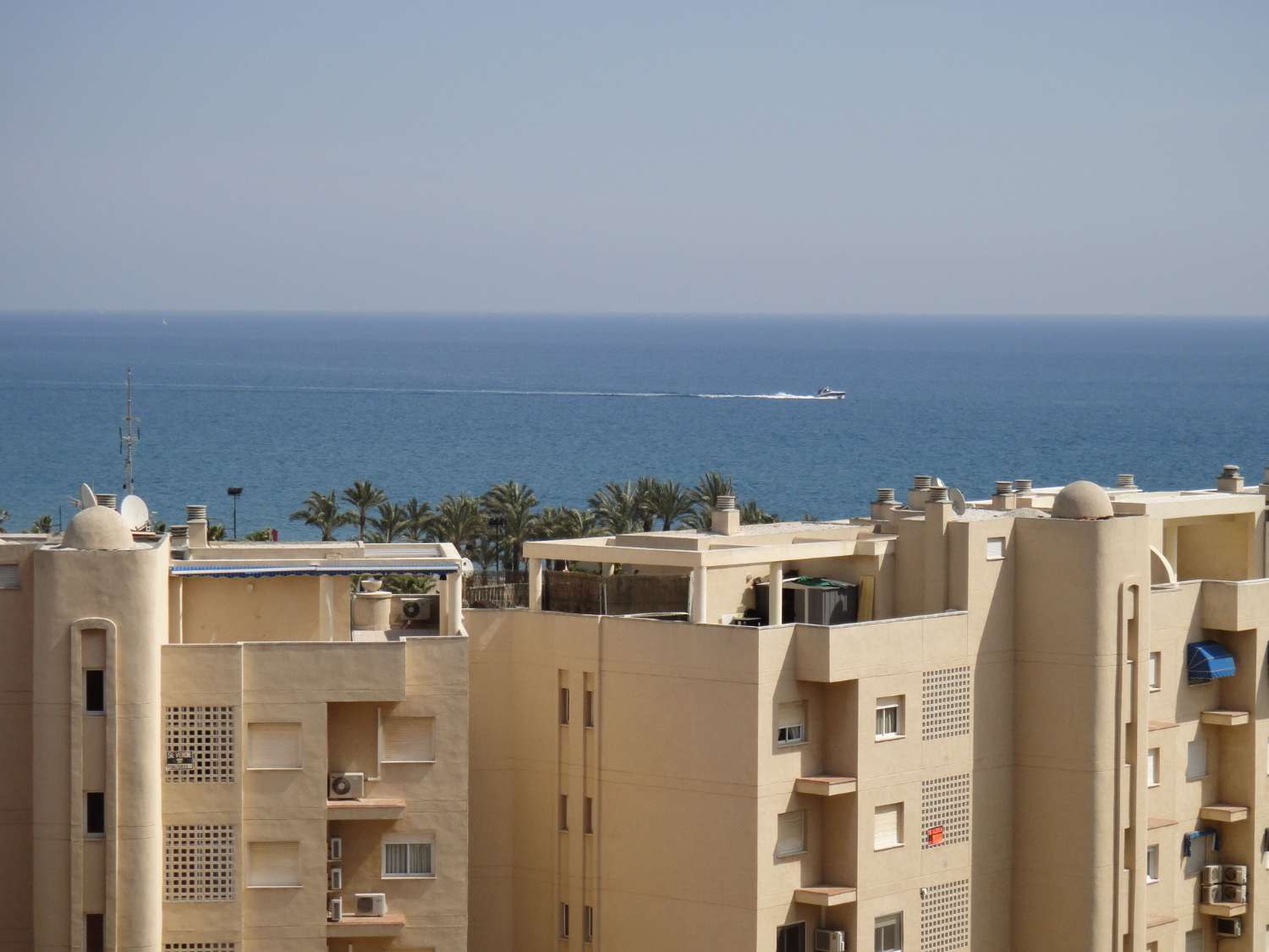 MIDDEN SEIZOEN. Te huur van 23.2.25-30.6.25 Mooi 1e lijns strand appartement met zeezicht in Playamar (Torremolinos)