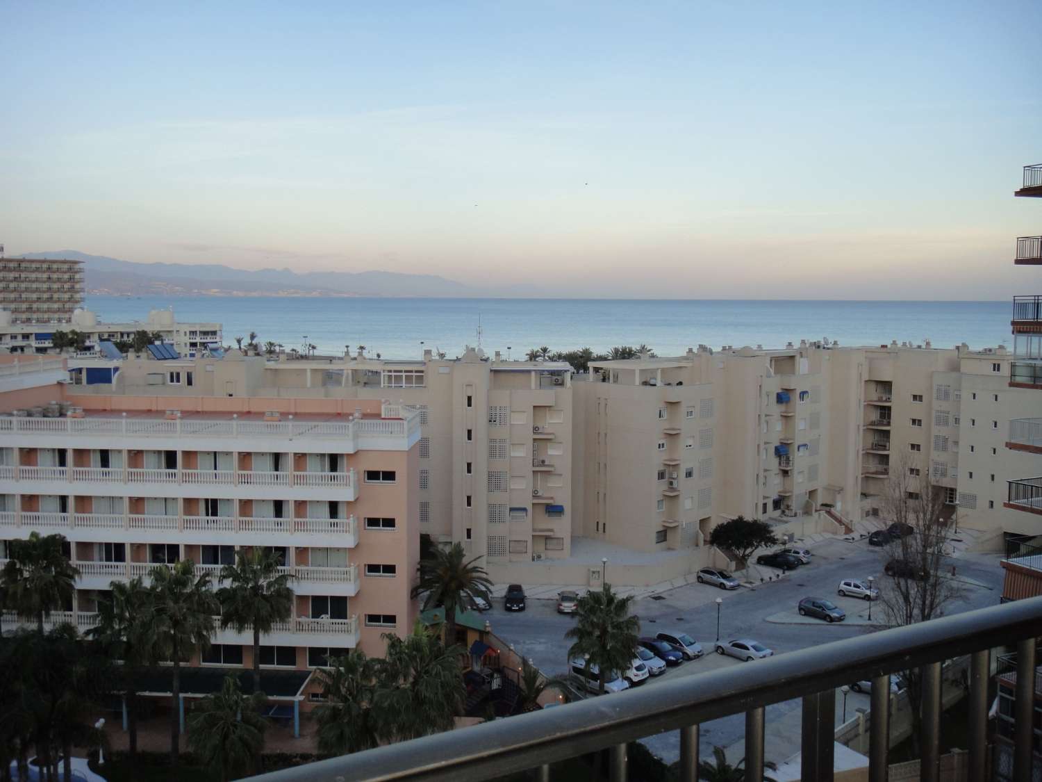 MITTEN IN DER SAISON. Zu vermieten von 23.2.25-30.6.25 Schöne Strandwohnung in erster Linie mit Meerblick in Playamar (Torremolinos)