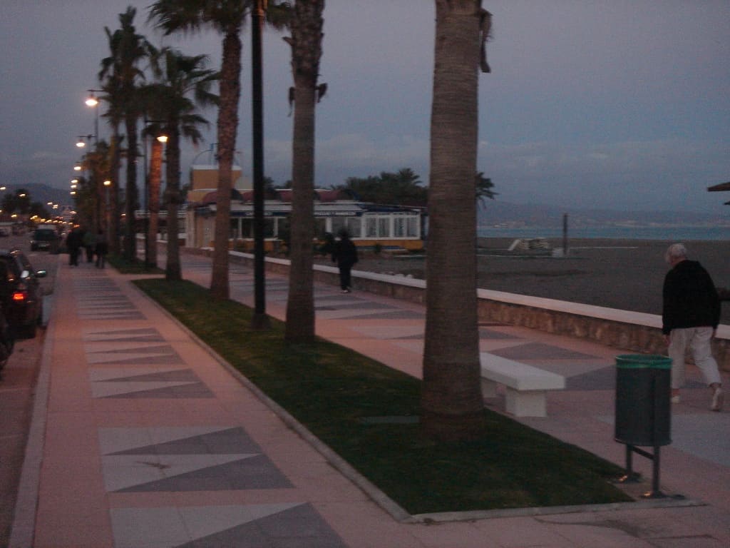 MOYENNE SAISON. A louer du 23.2.25-30.6.25 Bel appartement en 1ère ligne de plage avec vue sur la mer à Playamar (Torremolinos)