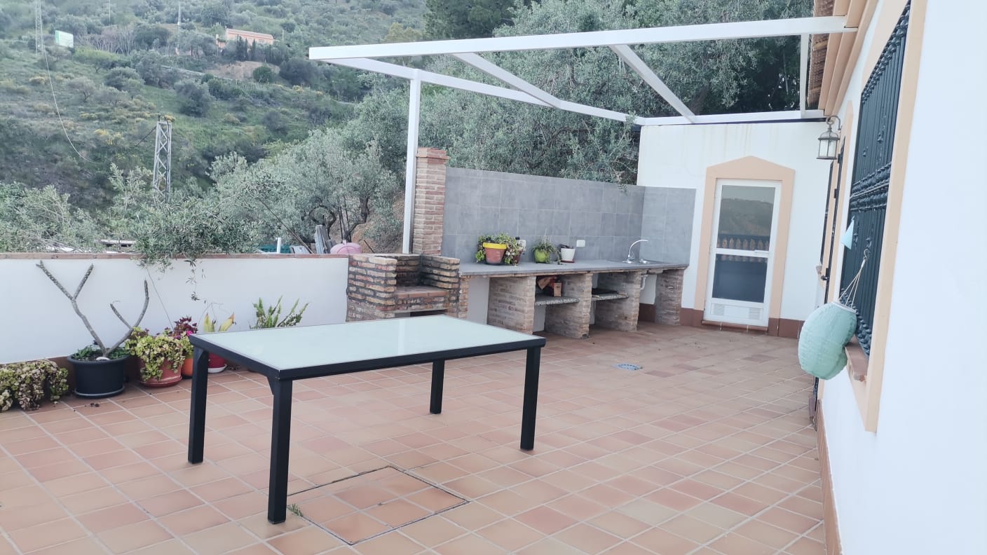 MID-SEASON. FOR RENT FROM 1.9.24-30.6.25 DETACHED VILLA IN LA SIERRA ZONA EL PALO (MALAGA)