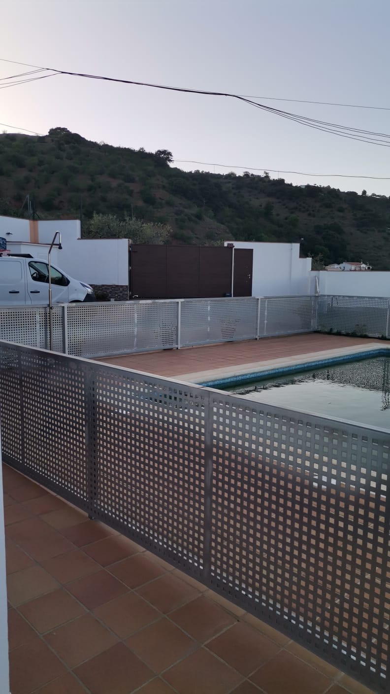 MID-SEASON. FOR RENT FROM 1.9.24-30.6.25 DETACHED VILLA IN LA SIERRA ZONA EL PALO (MALAGA)