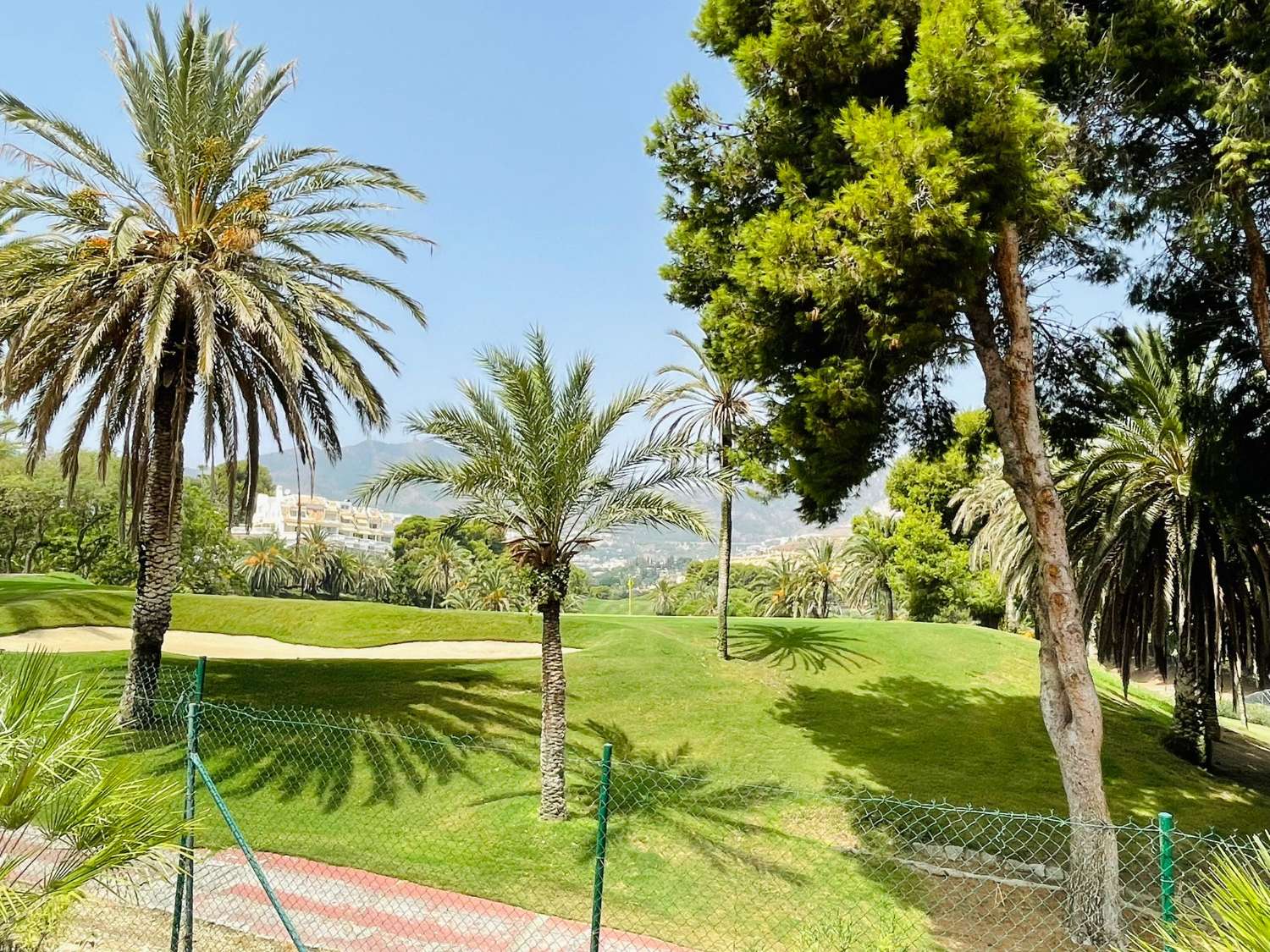 MEDIA TEMPORADA . SE ALQUILA DEL 1.9.24-15.6.25.BONITO APARTAMENTO CERCA DEL CAMPO DE GOLF DE TORREQUEBRADA (BENALMADENA