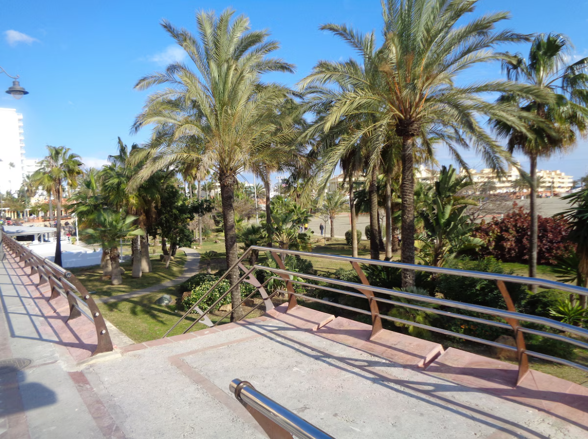 HALF SEASON. For rent from 01/03/2025- 30/06/2025 Nice apartment with sea views on the 1st line of the beach in Benalmadena