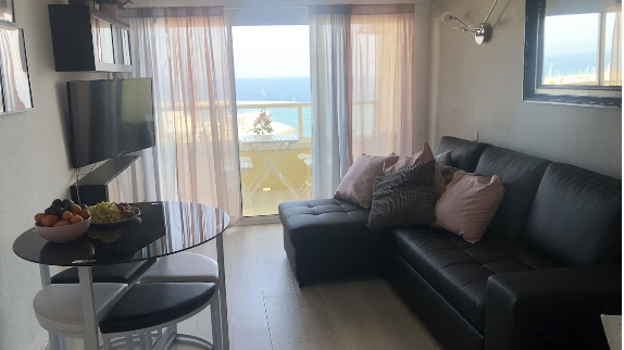 HALF SEIZOEN. Te huur vanaf 01/03/2025- 30/06/2025 Mooi appartement met uitzicht op zee op de 1e lijn van het strand in Benalmádena