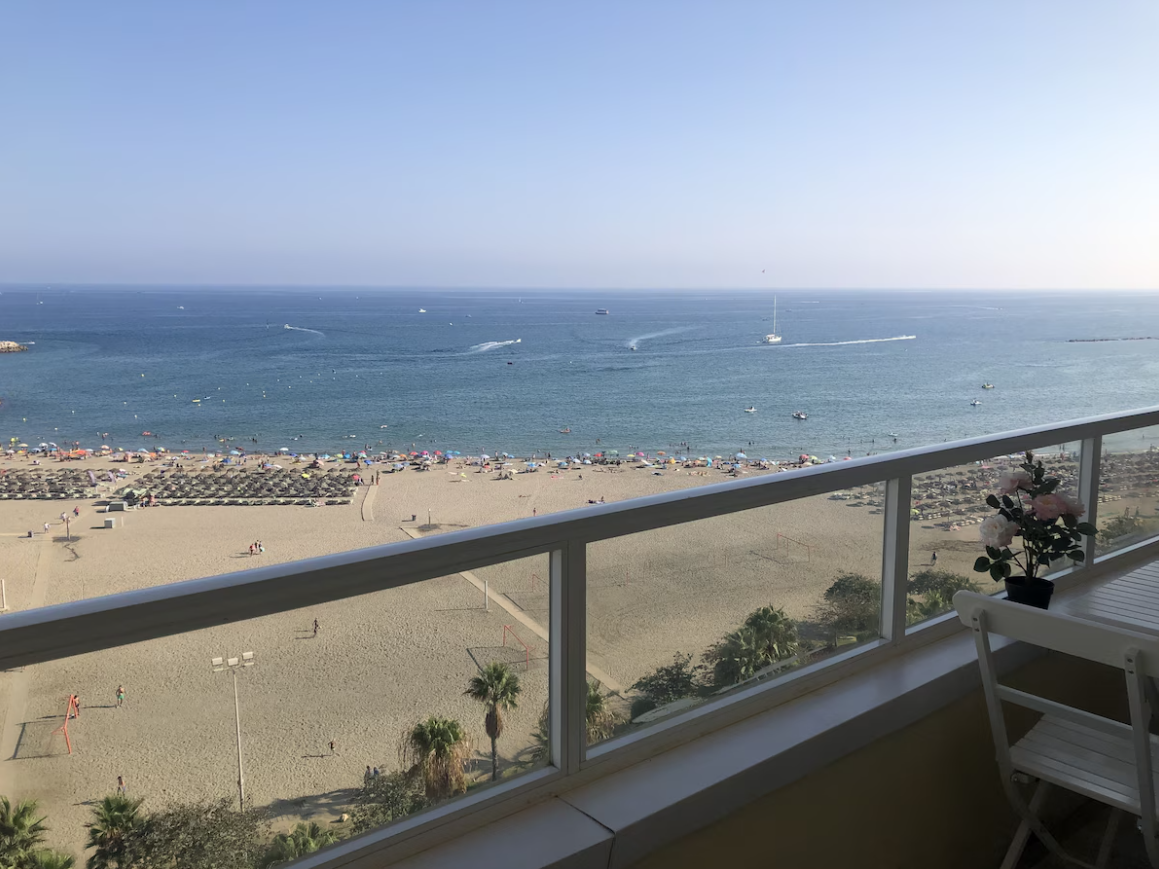 HALF SEIZOEN. Te huur vanaf 01/03/2025- 30/06/2025 Mooi appartement met uitzicht op zee op de 1e lijn van het strand in Benalmádena