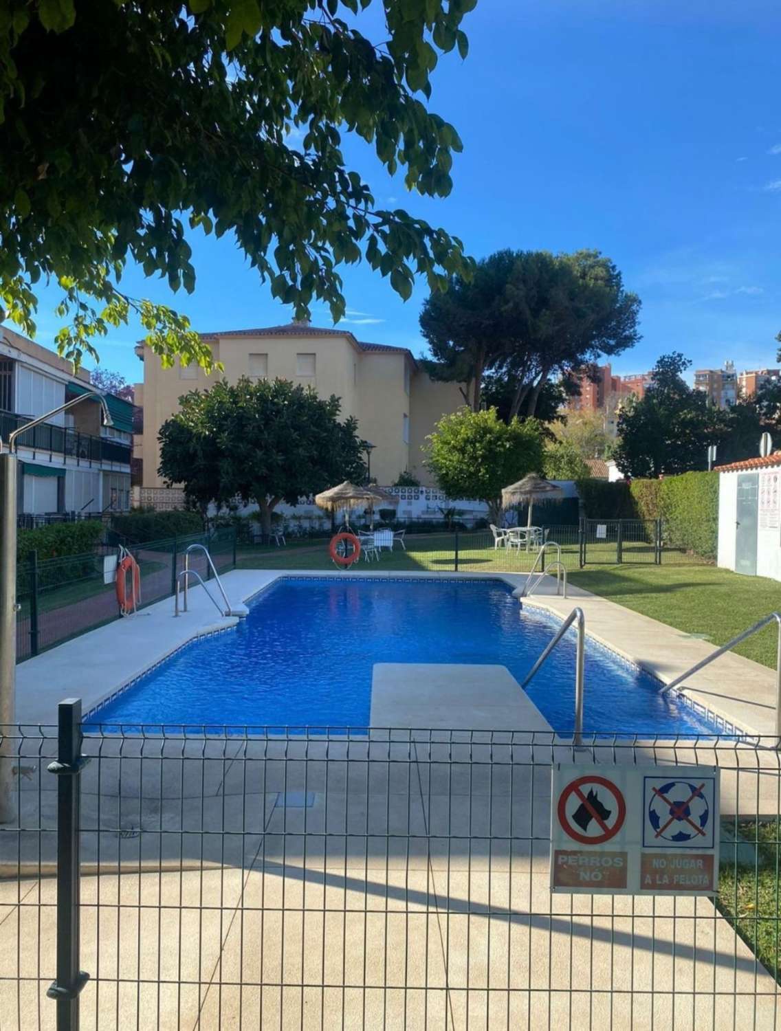 SE VENDE BONITO PISO CON VISTAS AL MAR  EN PLAYAMAR (TORREMOLINOS)