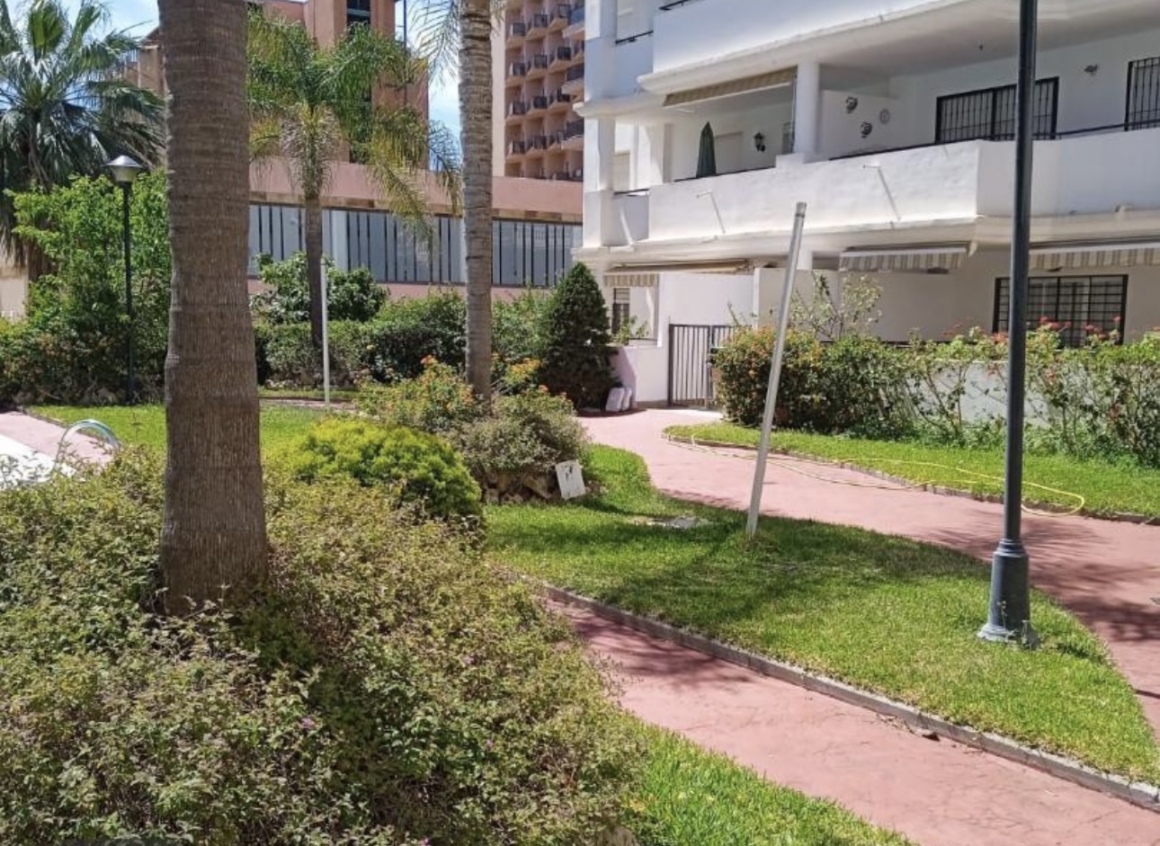 STORSLÅTT PENTHOUSE MED HAVUTSIKT TIL SALGS I LA CARIHUELA ( TORREMOLINOS )