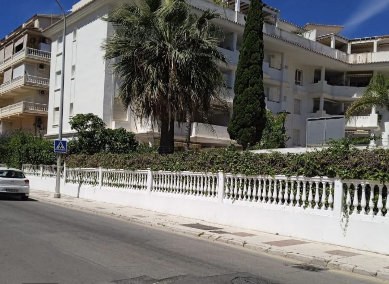 STORSLÅTT PENTHOUSE MED HAVUTSIKT TIL SALGS I LA CARIHUELA ( TORREMOLINOS )