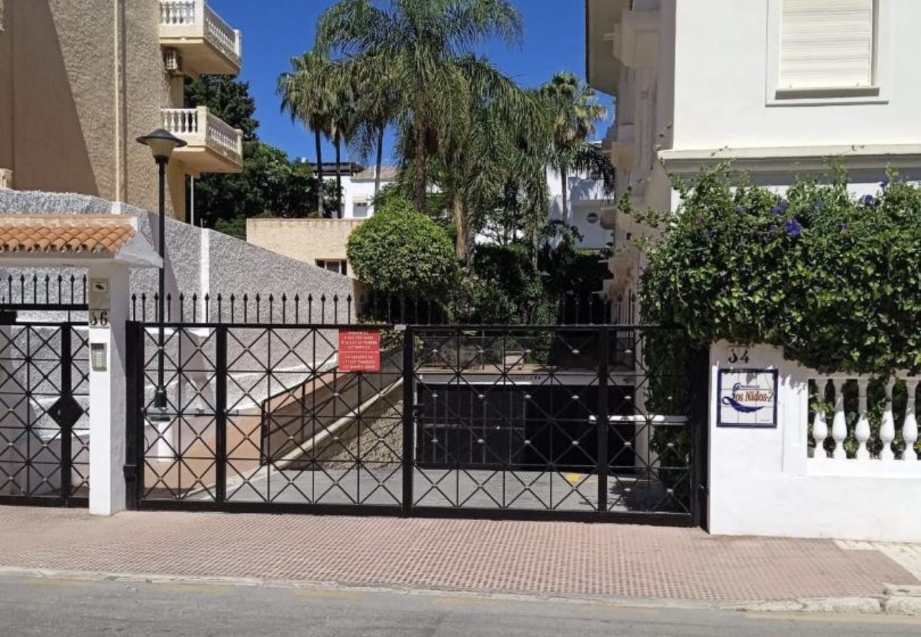 STORSLÅTT PENTHOUSE MED HAVUTSIKT TIL SALGS I LA CARIHUELA ( TORREMOLINOS )