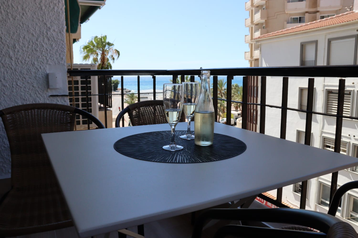 Magnifico appartamento in vendita sulla 1a linea della spiaggia con vista sul mare di fronte al porto turistico di Fuengirola