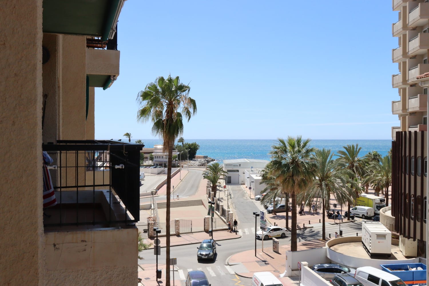 Storslået lejlighed til salg på 1. linje af stranden med havudsigt foran Fuengirola Marina