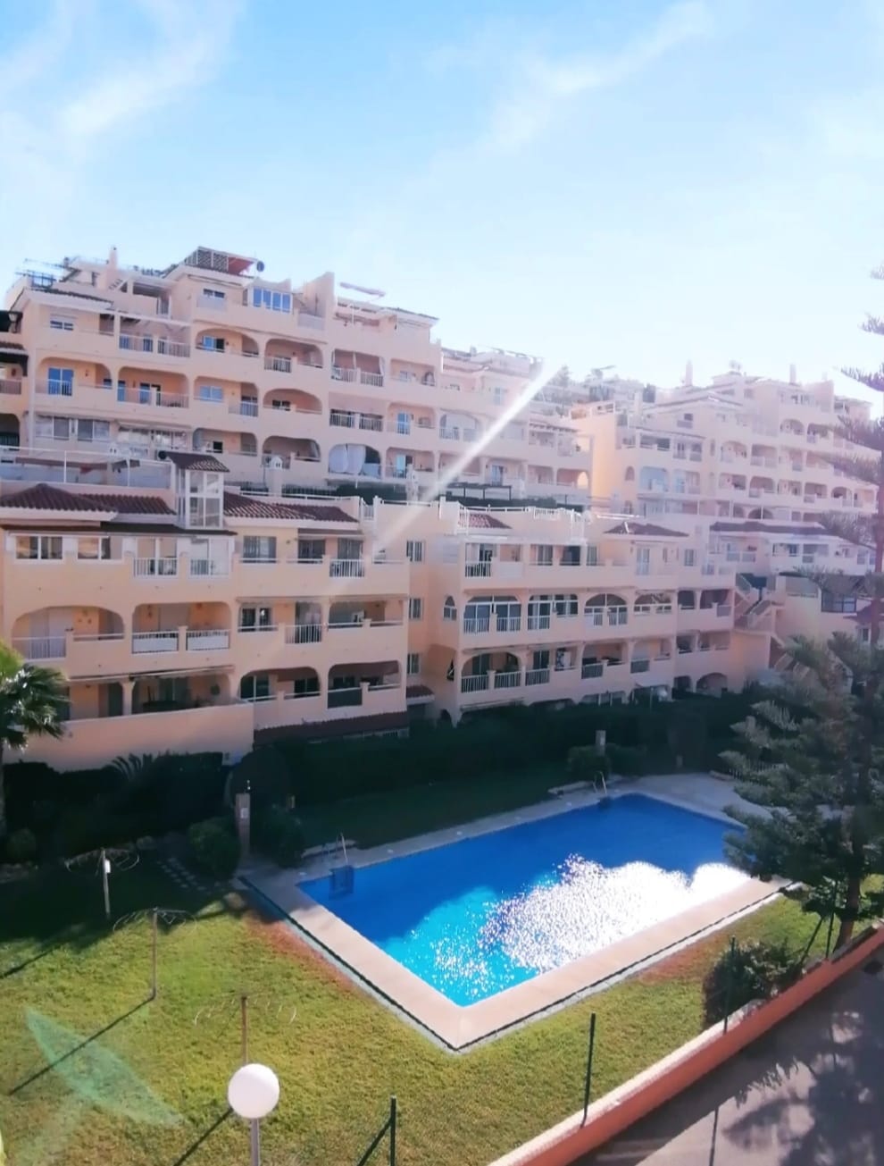 MEDIA TEMPORADA . SE ALQUILA DE 15.9.25-30.6.26 PRECIOSO APARTAMENTO  TIPO ADOSADO EN NUEVA TORREQUEBRADA  (BENALMADENA)