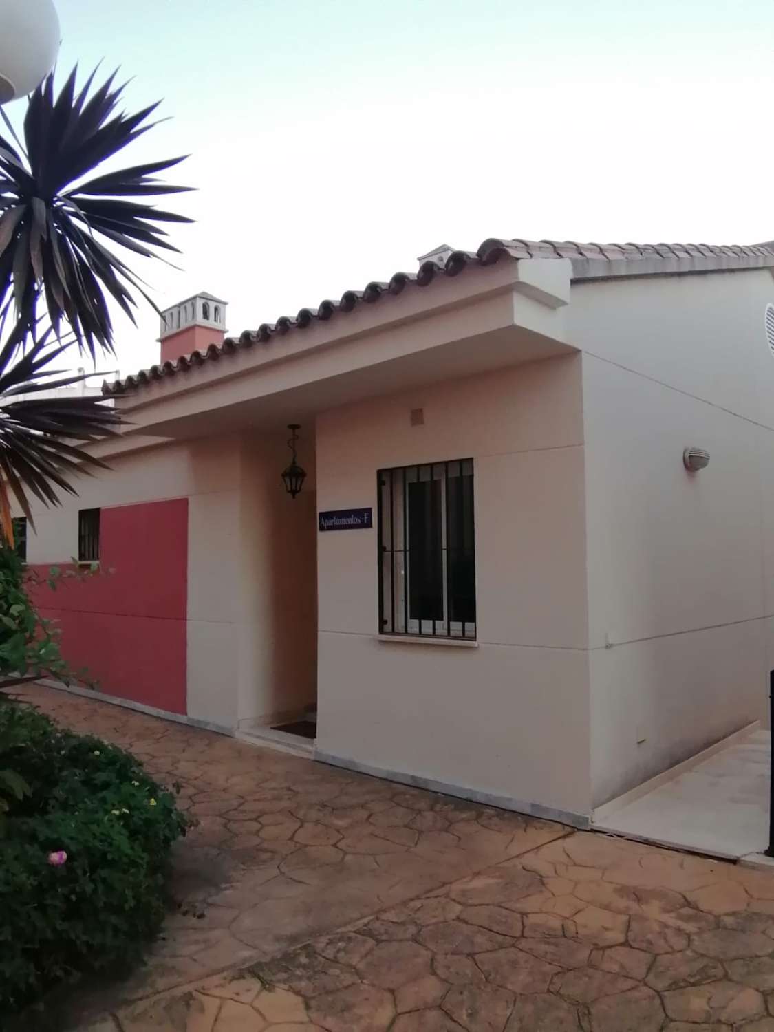 MEDIA TEMPORADA . SE ALQUILA DE 15.9.25-30.6.26 PRECIOSO APARTAMENTO  TIPO ADOSADO EN NUEVA TORREQUEBRADA  (BENALMADENA)