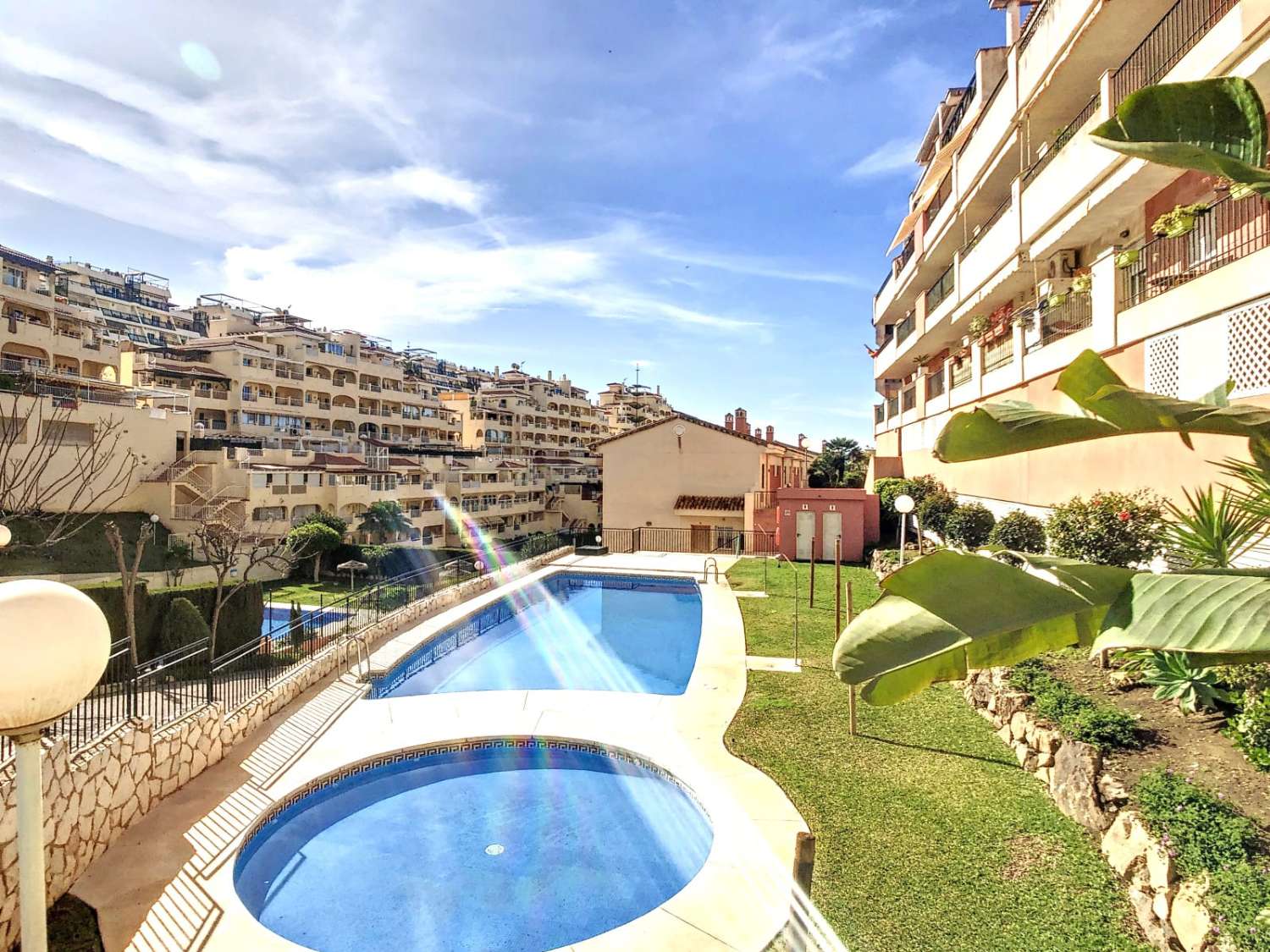 MEDIA TEMPORADA . SE ALQUILA DE 15.9.25-30.6.26 PRECIOSO APARTAMENTO  TIPO ADOSADO EN NUEVA TORREQUEBRADA  (BENALMADENA)