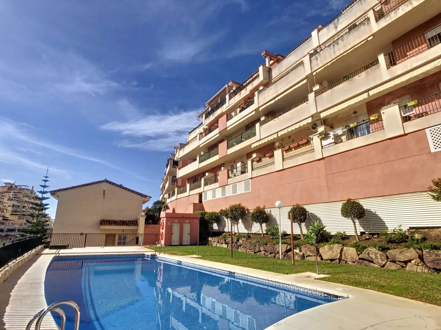 MEDIA TEMPORADA . SE ALQUILA DE 15.9.25-30.6.26 PRECIOSO APARTAMENTO  TIPO ADOSADO EN NUEVA TORREQUEBRADA  (BENALMADENA)