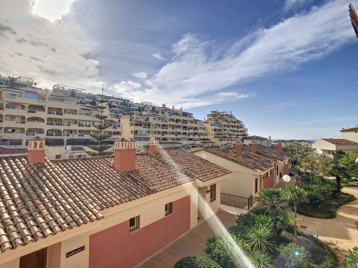 MEDIA TEMPORADA . SE ALQUILA DE 15.9.25-30.6.26 PRECIOSO APARTAMENTO  TIPO ADOSADO EN NUEVA TORREQUEBRADA  (BENALMADENA)