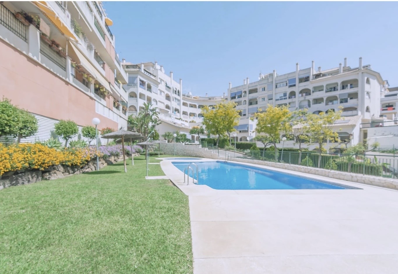 MEDIA TEMPORADA . SE ALQUILA DE 15.9.25-30.6.26 PRECIOSO APARTAMENTO  TIPO ADOSADO EN NUEVA TORREQUEBRADA  (BENALMADENA)