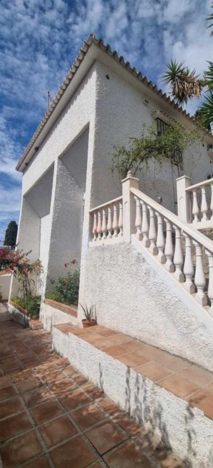 FRITLIGGENDE VILLA TIL SALG I EL CALDERON AREA (MÁLAGA)