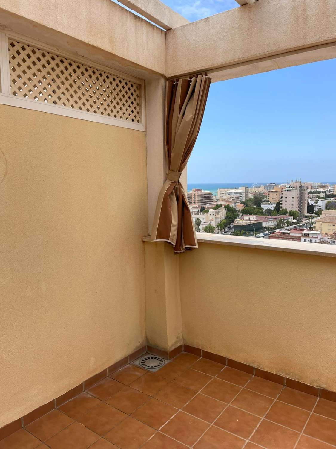 DEMI-SAISON. A LOUER DU 1.10.24-30.6.25 MAGNIFIQUE PENTHOUSE EN DUPLEX AVEC VUE SUR LA MER À TORREMOLINOS