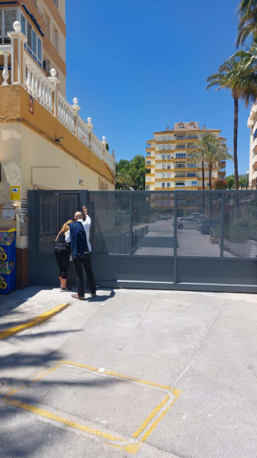 ZWISCHENSAISON .ZU VERMIETEN VOM 1.9.25-20.6.26 SCHÖNE WOHNUNG AM STRAND DER 1. LINIE MIT MEERBLICK IN BENALMADENA