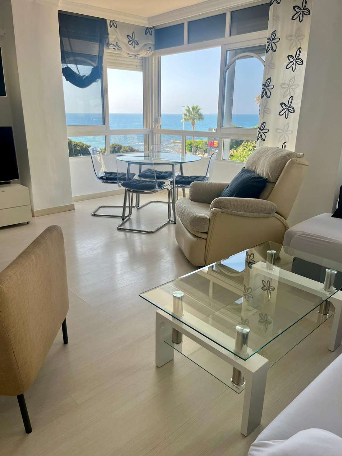 MIDDENSEIZOEN .TE HUUR VAN 1.9.25-20.6.26 MOOI APPARTEMENT AAN 1E LIJN STRAND MET UITZICHT OP ZEE IN BENALMÁDENA