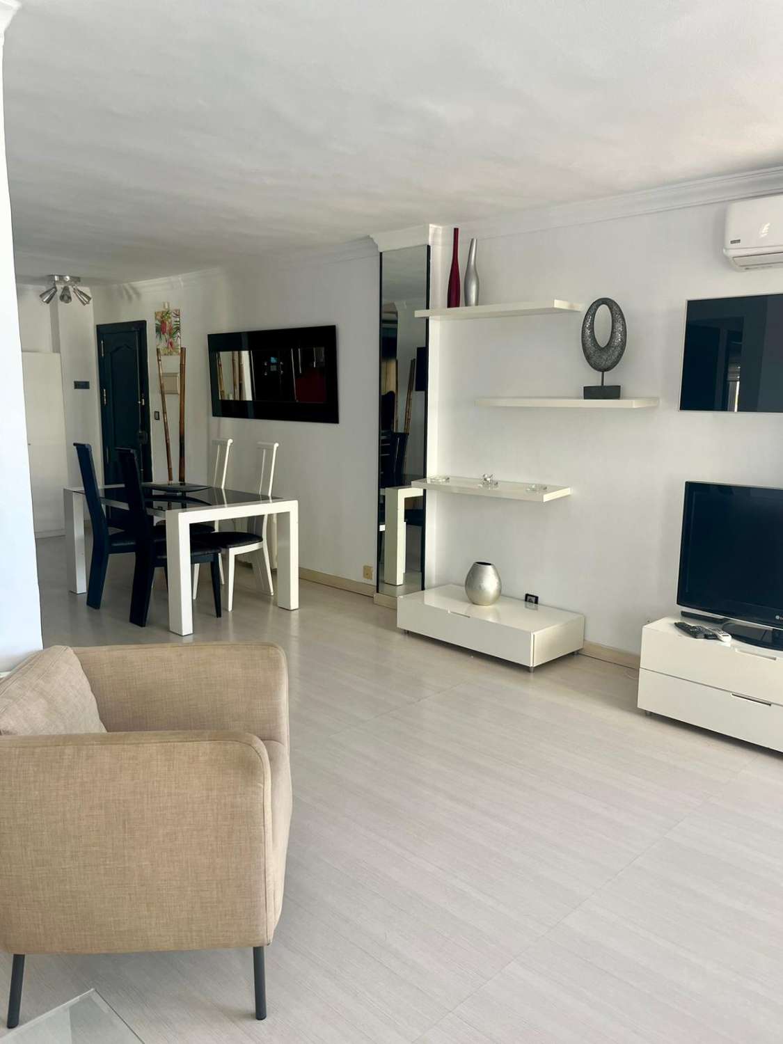 MIDDENSEIZOEN .TE HUUR VAN 1.9.25-20.6.26 MOOI APPARTEMENT AAN 1E LIJN STRAND MET UITZICHT OP ZEE IN BENALMÁDENA