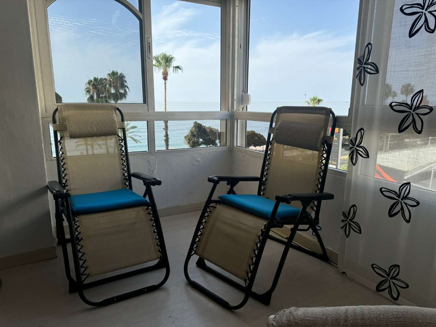 MIDDENSEIZOEN .TE HUUR VAN 1.9.25-20.6.26 MOOI APPARTEMENT AAN 1E LIJN STRAND MET UITZICHT OP ZEE IN BENALMÁDENA