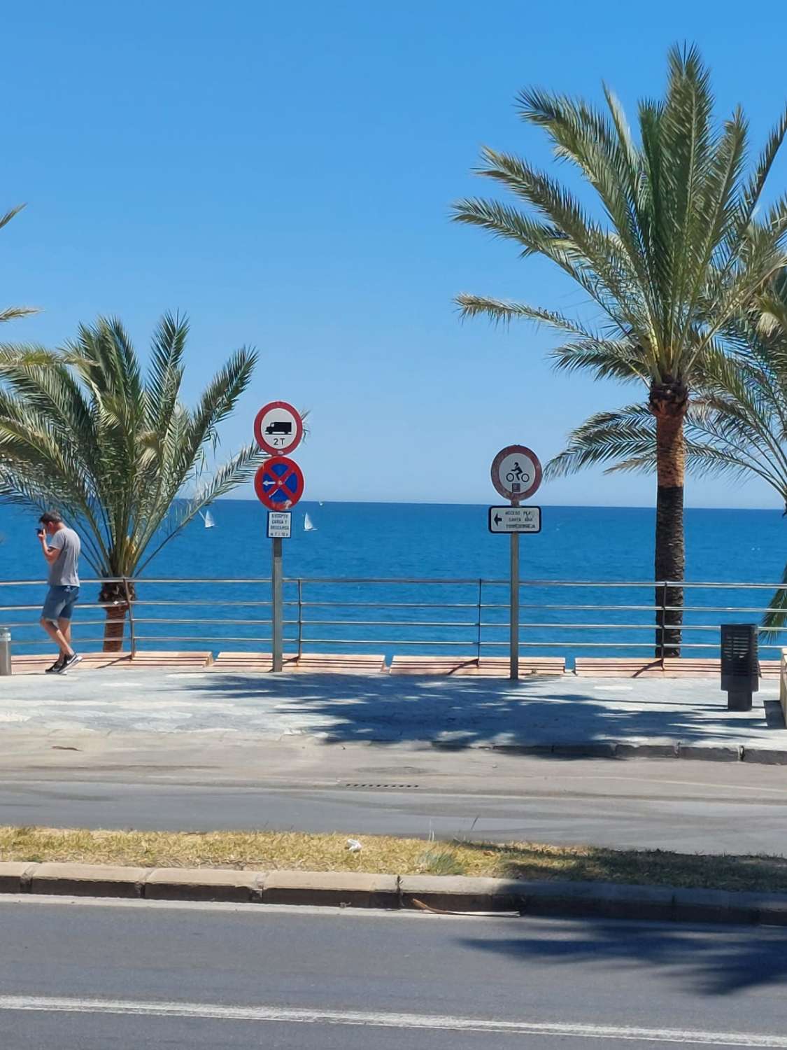 MELLANSÄSONG .UTHYRES FRÅN 1.9.25-20.6.26 TREVLIG LÄGENHET PÅ 1: A RADEN STRANDEN MED HAVSUTSIKT I BENALMADENA