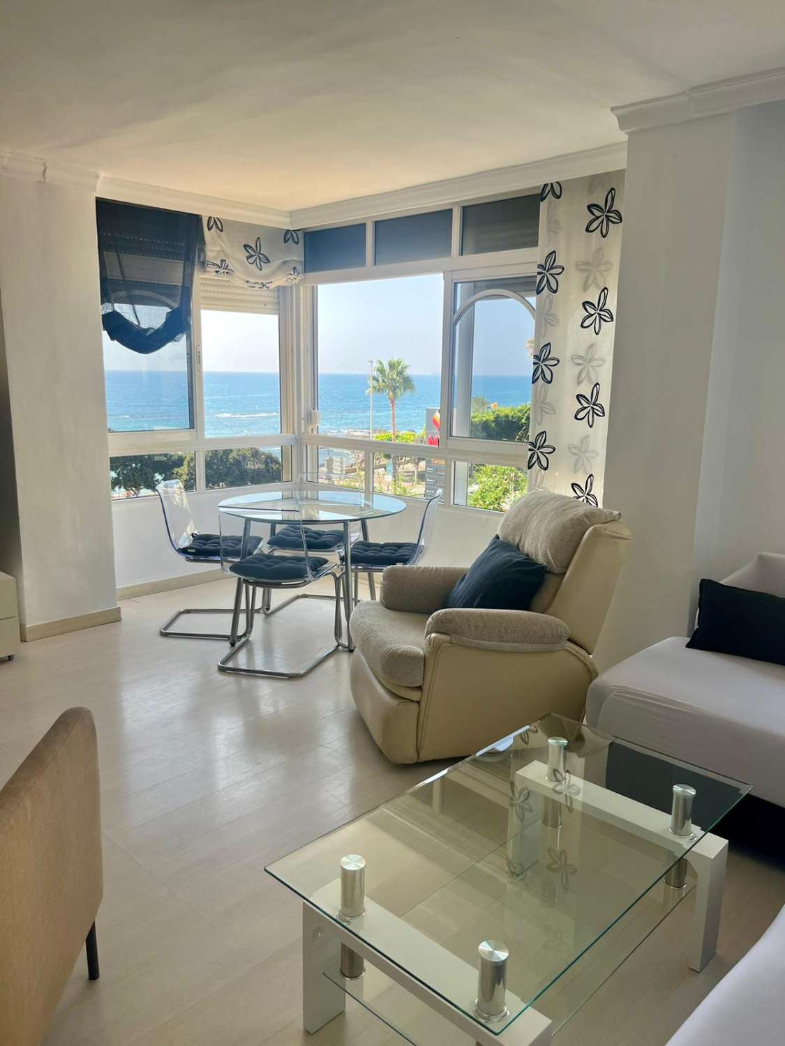 MID SEASON .FOR RENT FROM 1.9.25-20.6.26 NICE APARTMENT ON 1ST LINE BEACH WITH SEA VIEWS IN BENALMADENA