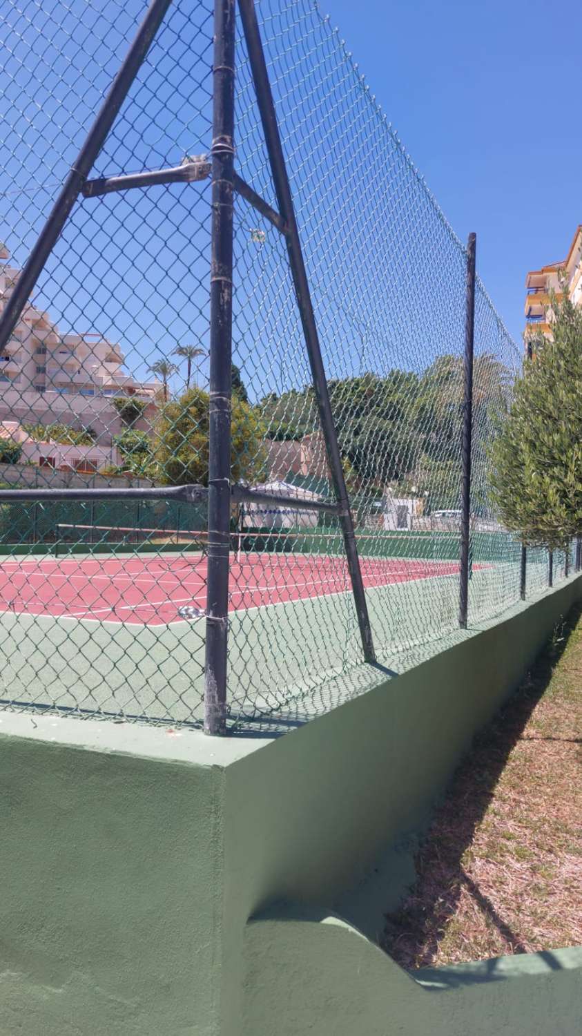 MIDDENSEIZOEN .TE HUUR VAN 1.9.25-20.6.26 MOOI APPARTEMENT AAN 1E LIJN STRAND MET UITZICHT OP ZEE IN BENALMÁDENA