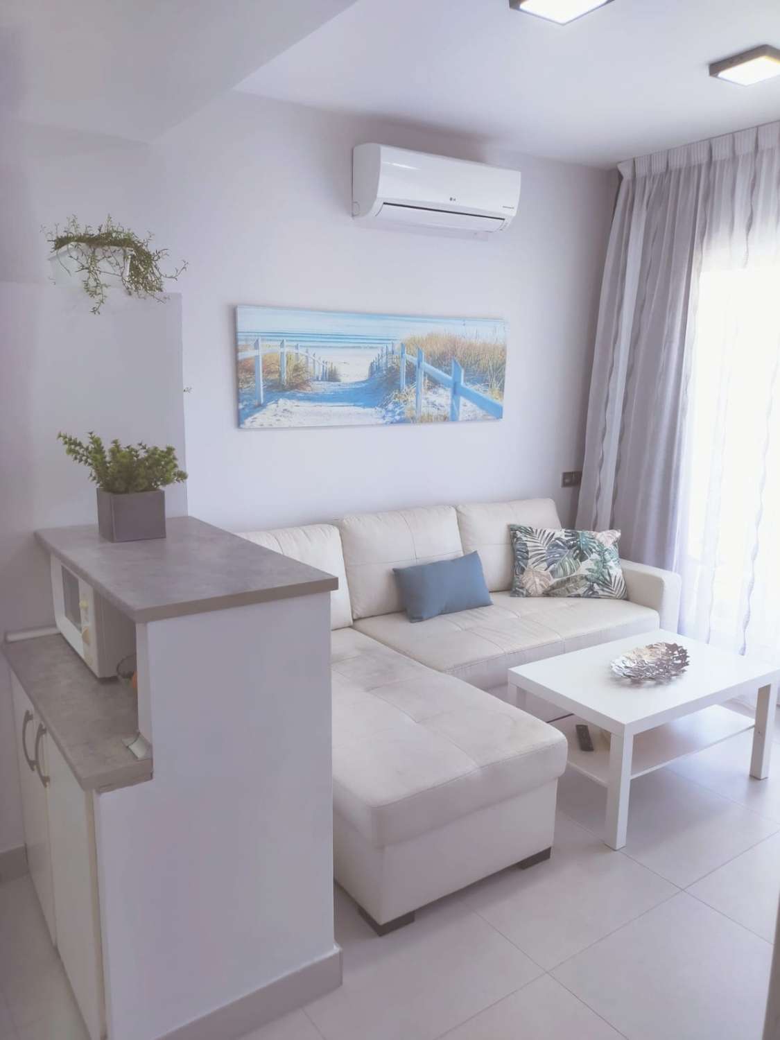 SE VENDE MAGNIFICO APARTAMENTO CON VISTAS AL MAR  EN 1ªLINEA DE PLAYA EN BENALMADENA