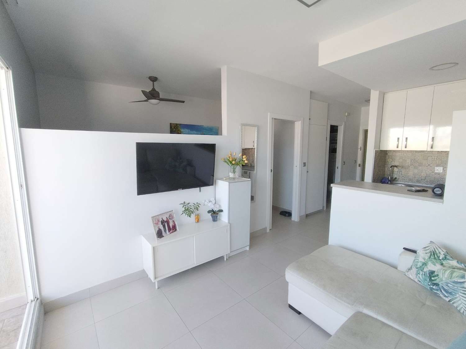 SE VENDE MAGNIFICO APARTAMENTO CON VISTAS AL MAR  EN 1ªLINEA DE PLAYA EN BENALMADENA