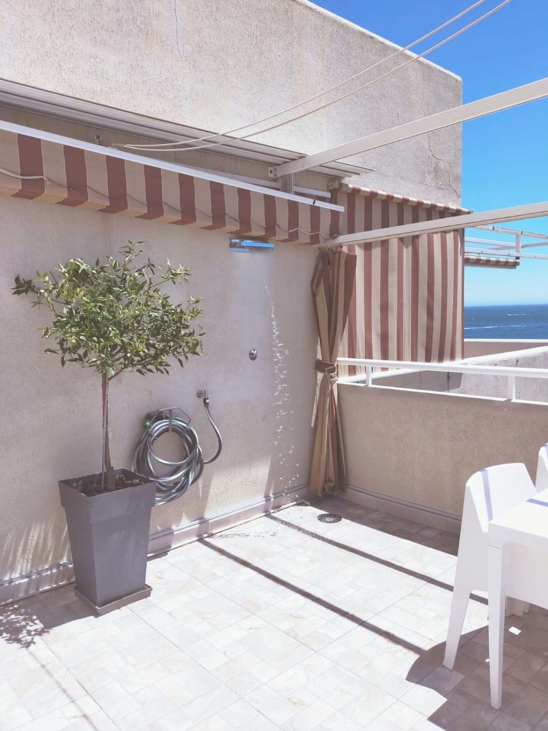 SE VENDE MAGNIFICO APARTAMENTO CON VISTAS AL MAR  EN 1ªLINEA DE PLAYA EN BENALMADENA