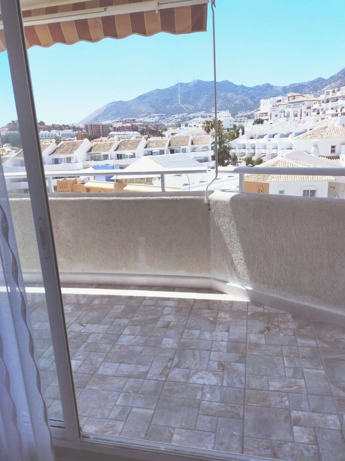 SE VENDE MAGNIFICO APARTAMENTO CON VISTAS AL MAR  EN 1ªLINEA DE PLAYA EN BENALMADENA