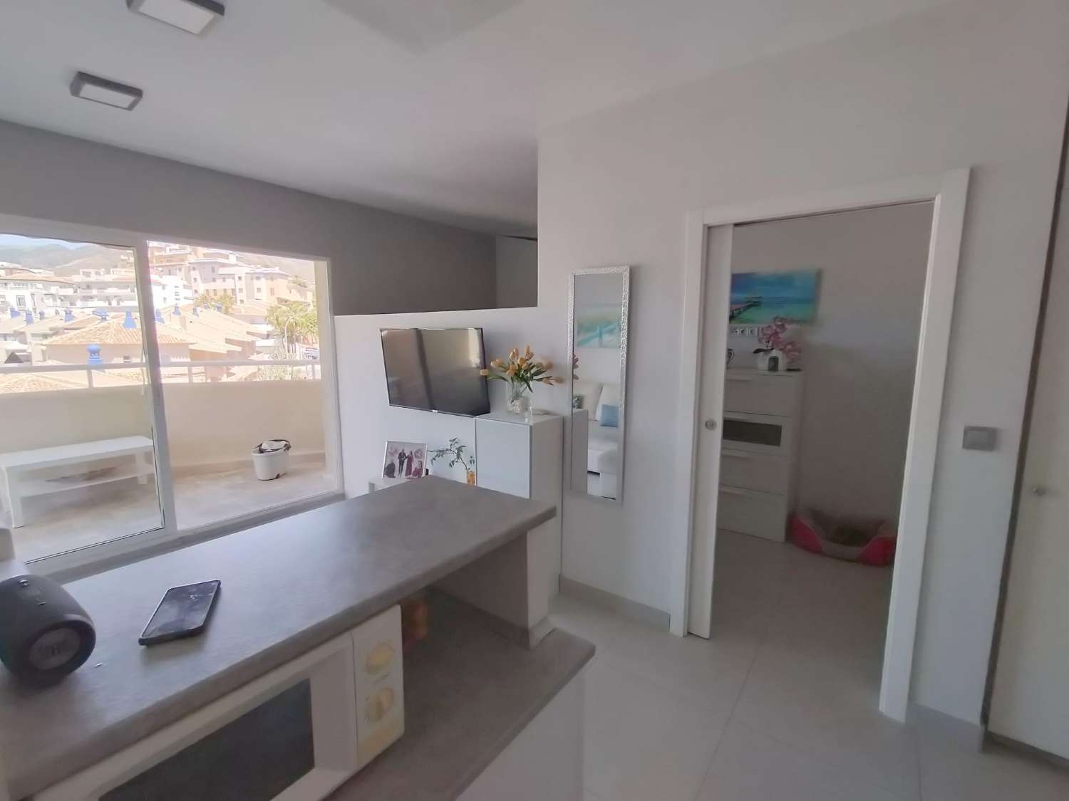 SE VENDE MAGNIFICO APARTAMENTO CON VISTAS AL MAR  EN 1ªLINEA DE PLAYA EN BENALMADENA