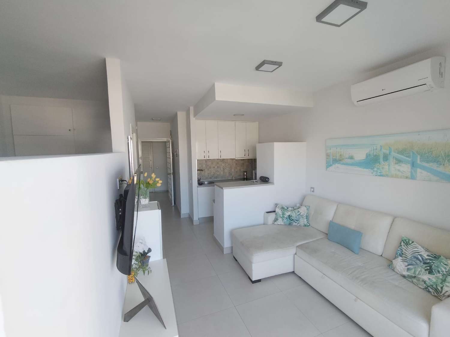 SE VENDE MAGNIFICO APARTAMENTO CON VISTAS AL MAR  EN 1ªLINEA DE PLAYA EN BENALMADENA