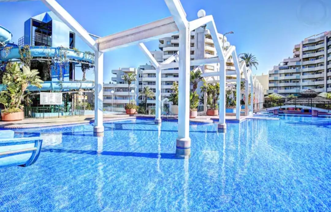 SE VENDE MAGNIFICO APARTAMENTO CON VISTAS AL MAR  EN 1ªLINEA DE PLAYA EN BENALMADENA