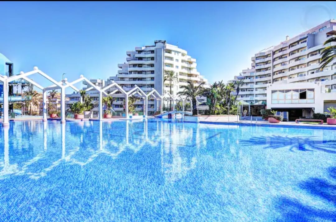 SE VENDE MAGNIFICO APARTAMENTO CON VISTAS AL MAR  EN 1ªLINEA DE PLAYA EN BENALMADENA