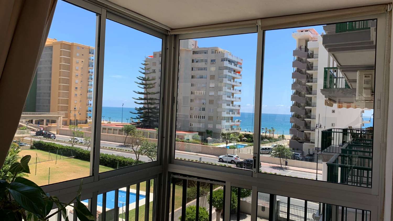 Se vende magnifico apartamento  con vistas al mar en  2ª línea de playa zona  Las Gaviotas  (Fuengirola)