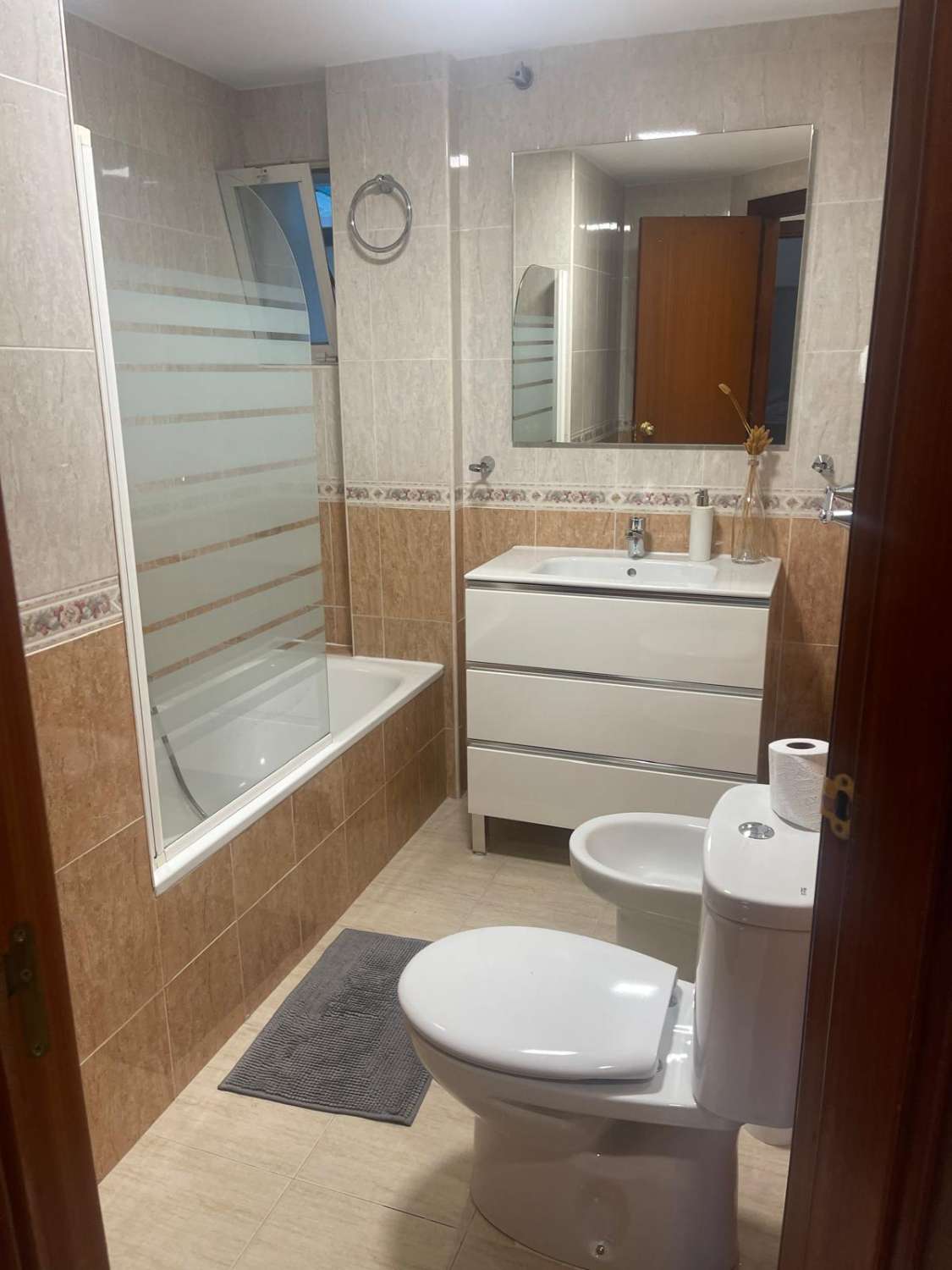 SE ALQUILA DEL 1.9.24-31.10.24 BONITO APARTAMENTO EN TORREMUELLE (BENALMADENA)