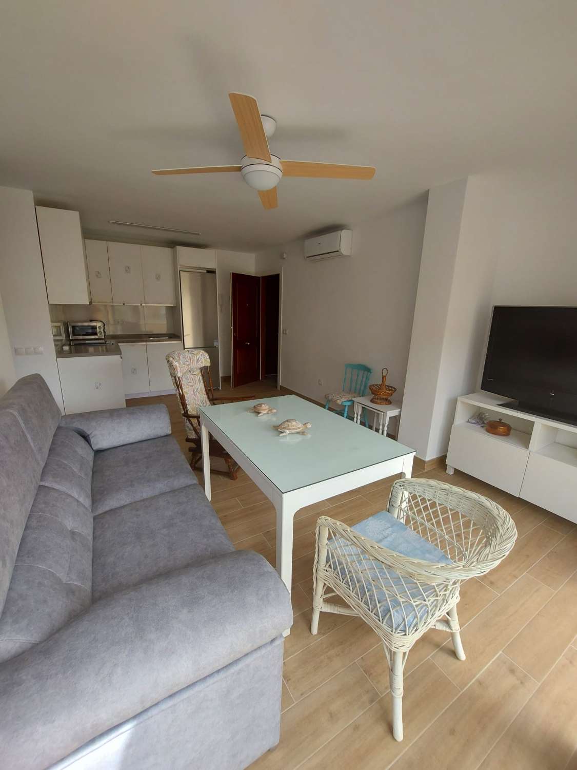 MEDIA TEMPORADA . SE ALQUILA DE 1.9.24-30.6.25 BONITO APARTAMENTO EN PLAYAMAR (TORREMOLINOS )